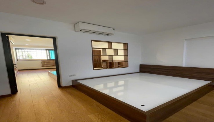 Bán căn hộ tập thể Tầng 3 Nguyễn Chí Thanh, 65m2, 2 ngủ, giá 3.05 tỷ